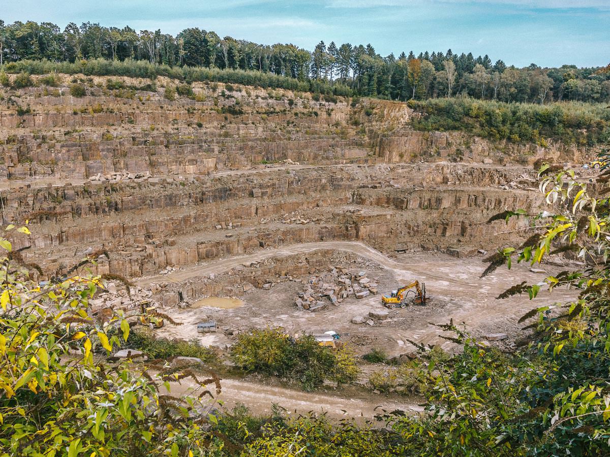 Die Aufnahme zeigt einen Lindlarer Steinbruch aus der Luft. BGS GmbH