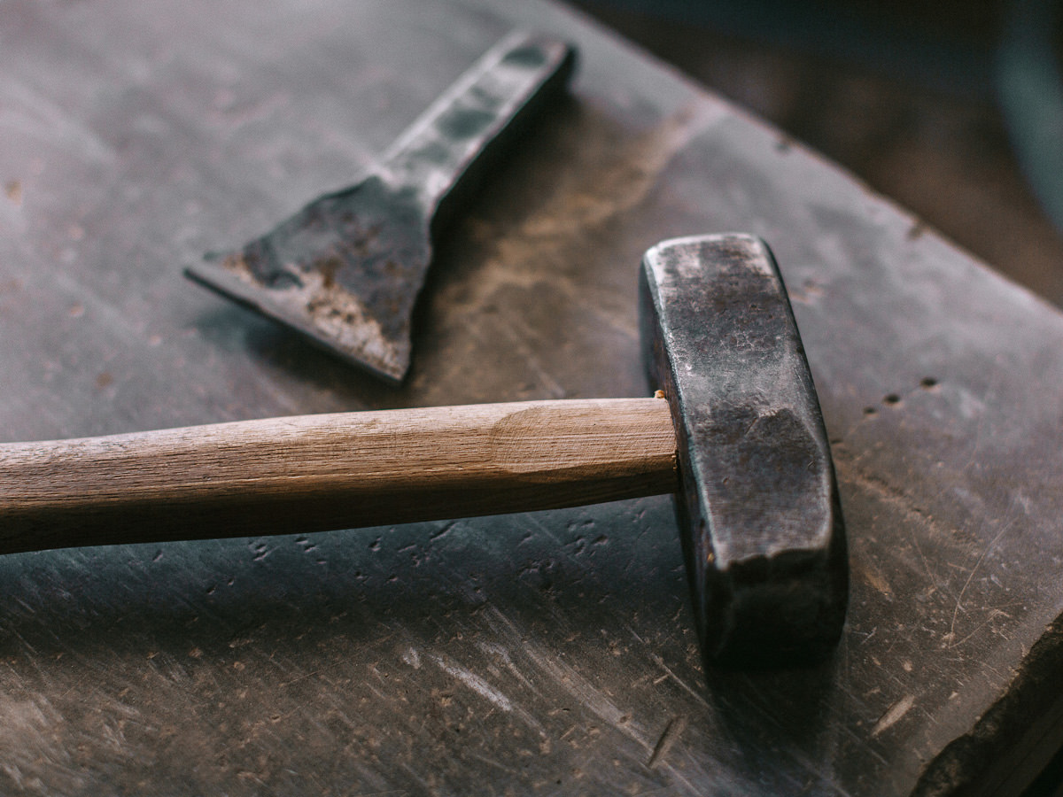 Zu sehen ist ein Hammer und ein Meißel, um die Bergische Grauwacke zu bearbeiten. BGS GmbH