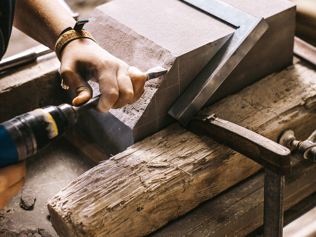 Auf dem Bild ist die Gewinnung und Weiterverarbeitung von der Bergischen Grauwacke zu erkennen. BGS GmbH