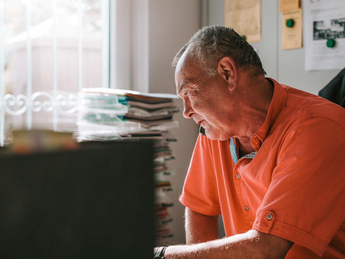 Zu sehen ist der Geschäftsführer in seinem Büro, der am Telefon ein Beratungsgespräch führt. BGS GmbH