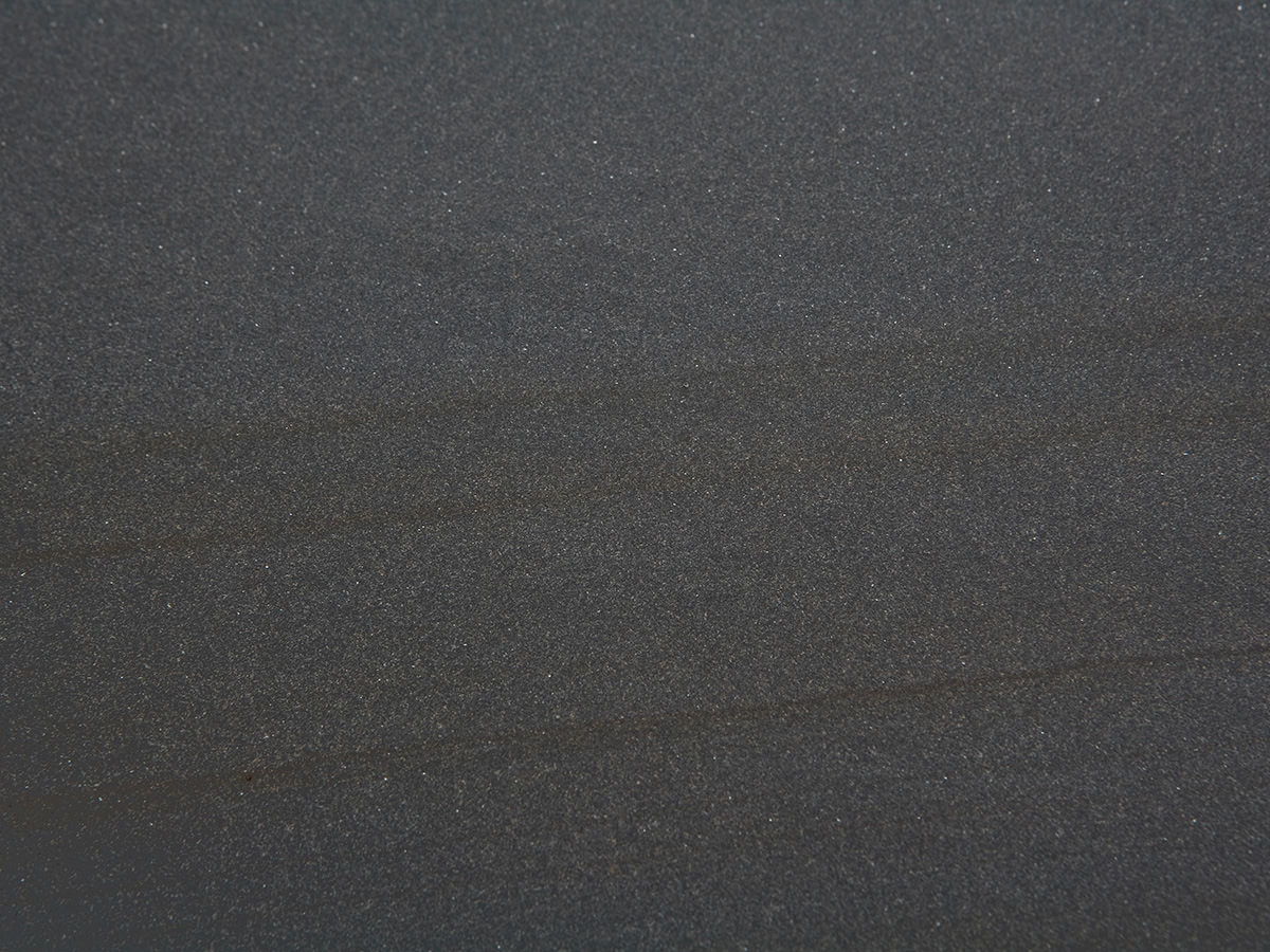 Detailaufnahme einer geschliffenen Oberfläche von der Bergischen Grauwacke. BGS GmbH 