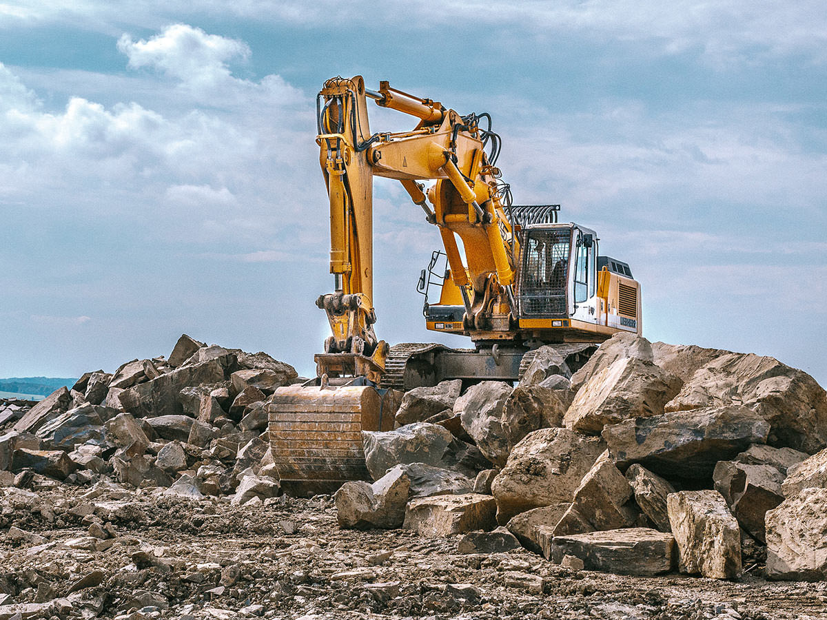 Auf dem Bild ist die Gewinnung und Weiterverarbeitung von der Bergischen Grauwacke zu erkennen. BGS GmbH