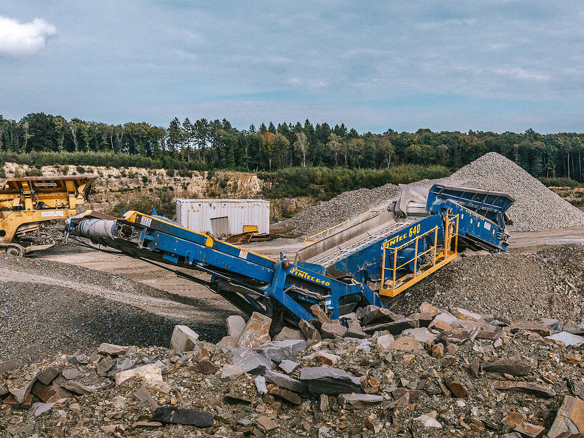 Auf dem Bild ist die Gewinnung und Weiterverarbeitung von der Bergischen Grauwacke zu erkennen. BGS GmbH