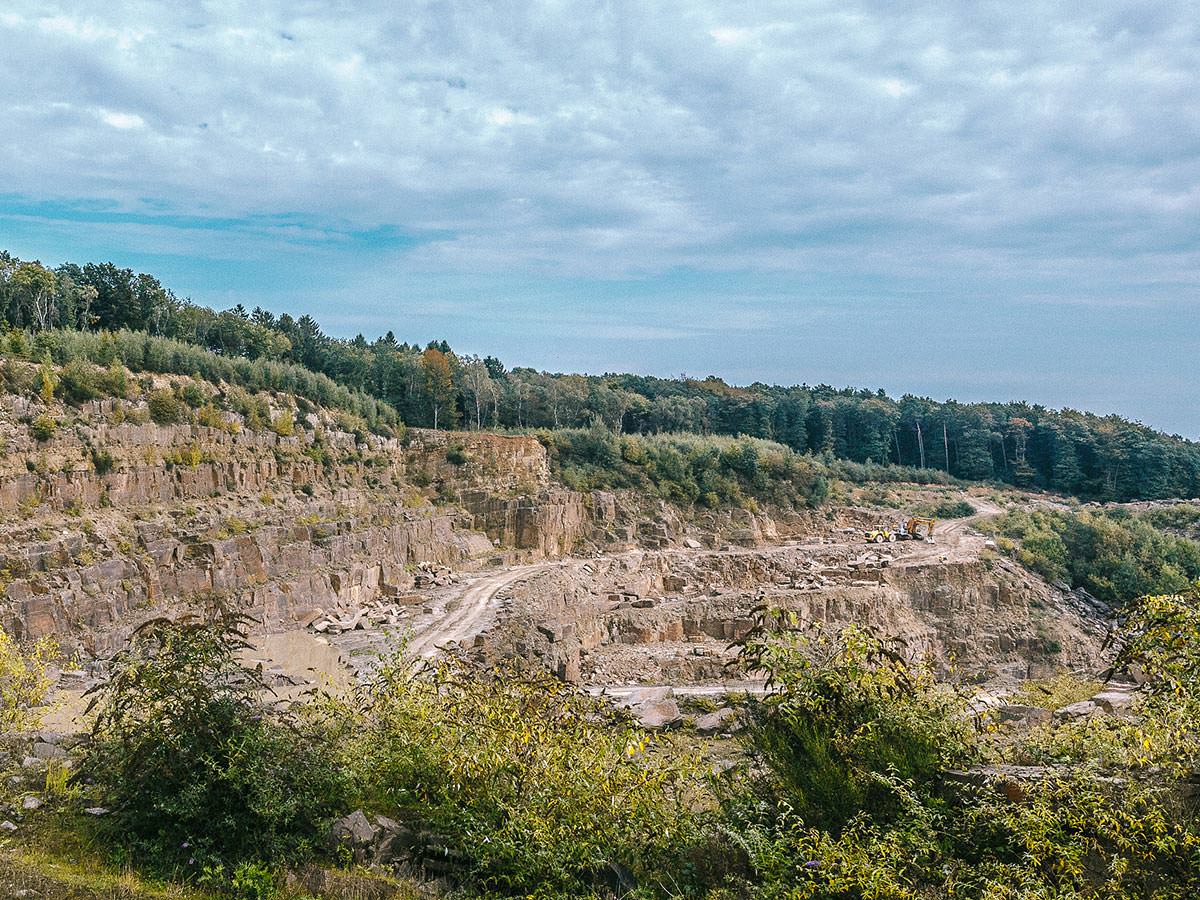 Die Aufnahme zeigt einen Lindlarer Steinbruch aus der Luft. BGS GmbH