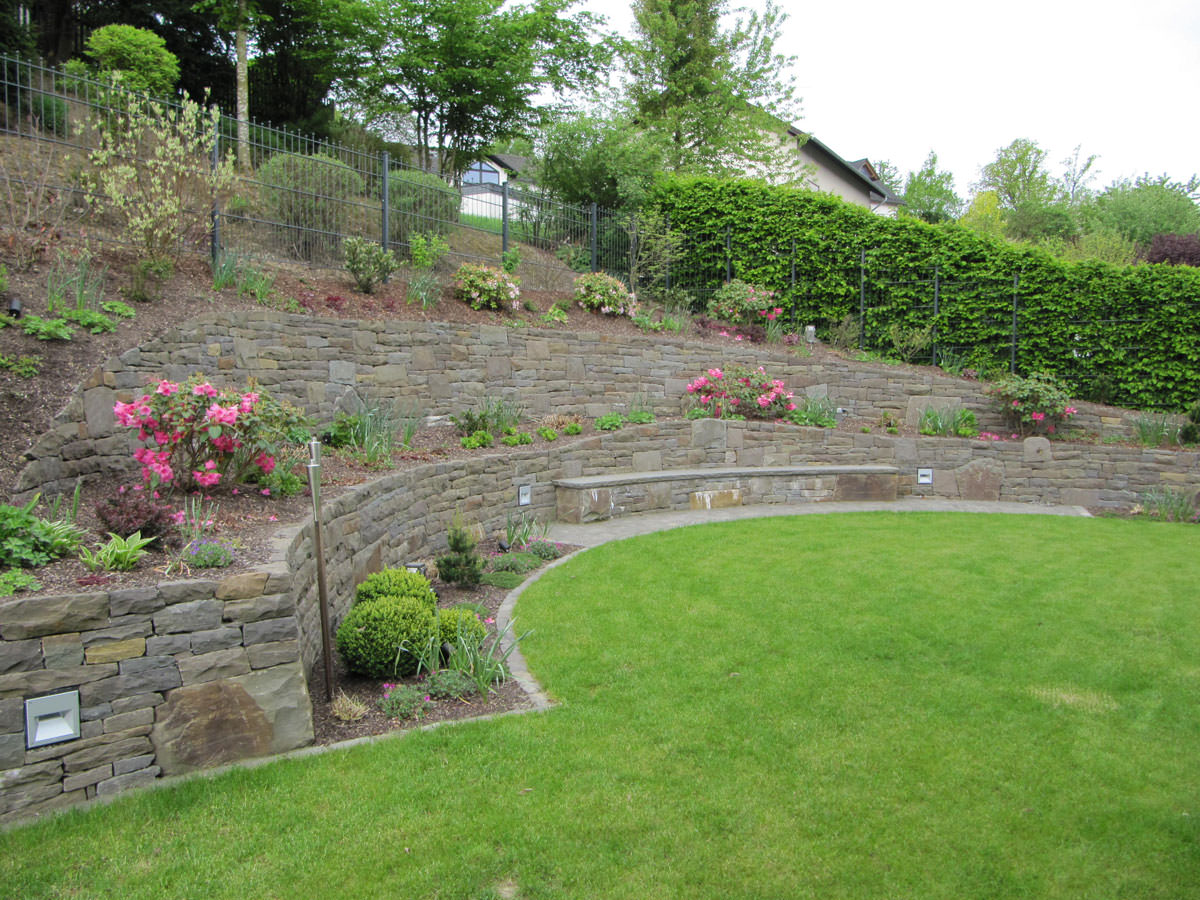 Impressionen von dem Produkt: Steinmauer am Hang aus dem BGS GmbH Produktportfolio.BGS GmbH