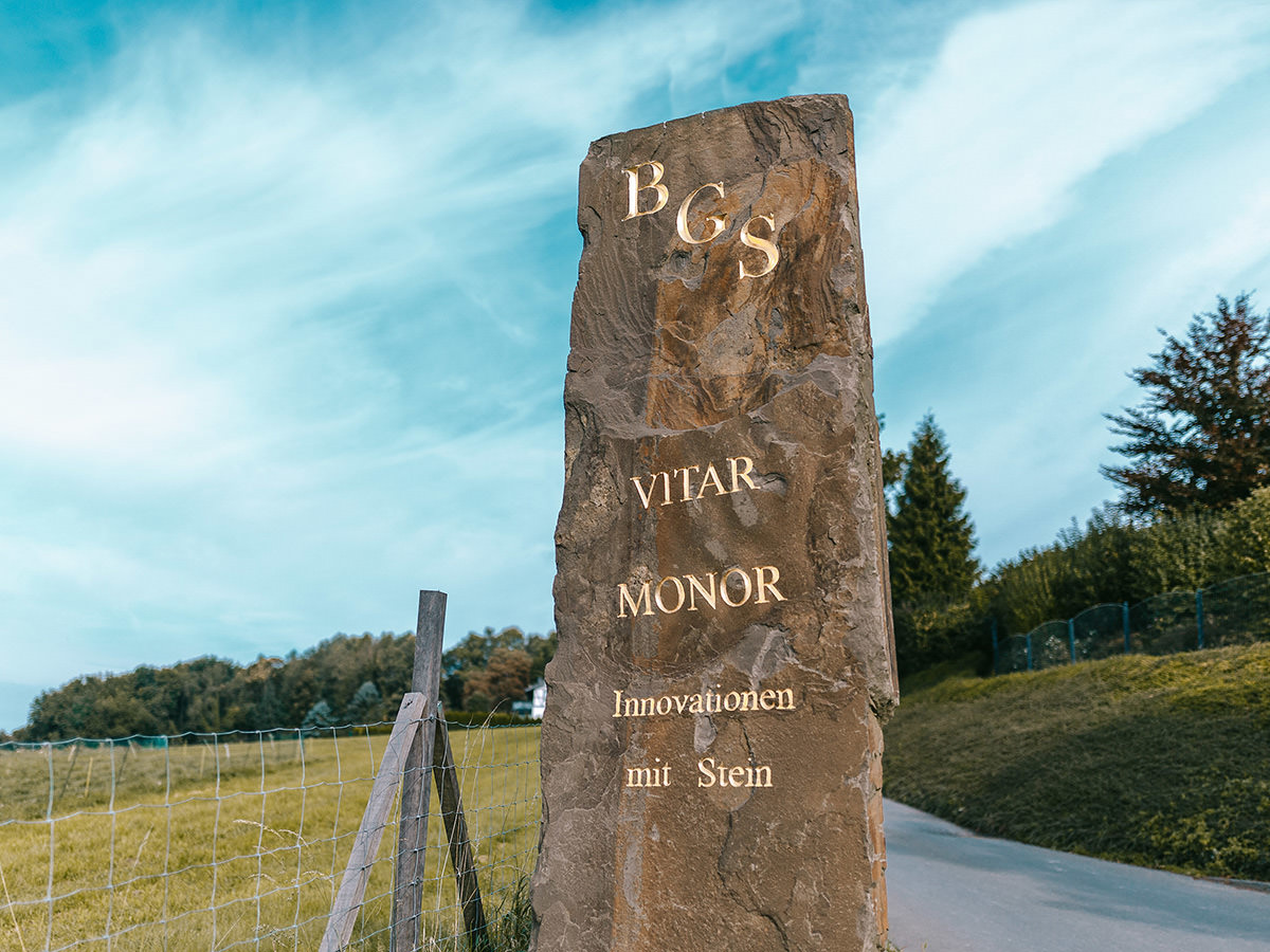 Findling an der Straße mit der Gravur: VITAR MONOR - Innovationen mit Stein. BGS GmbH