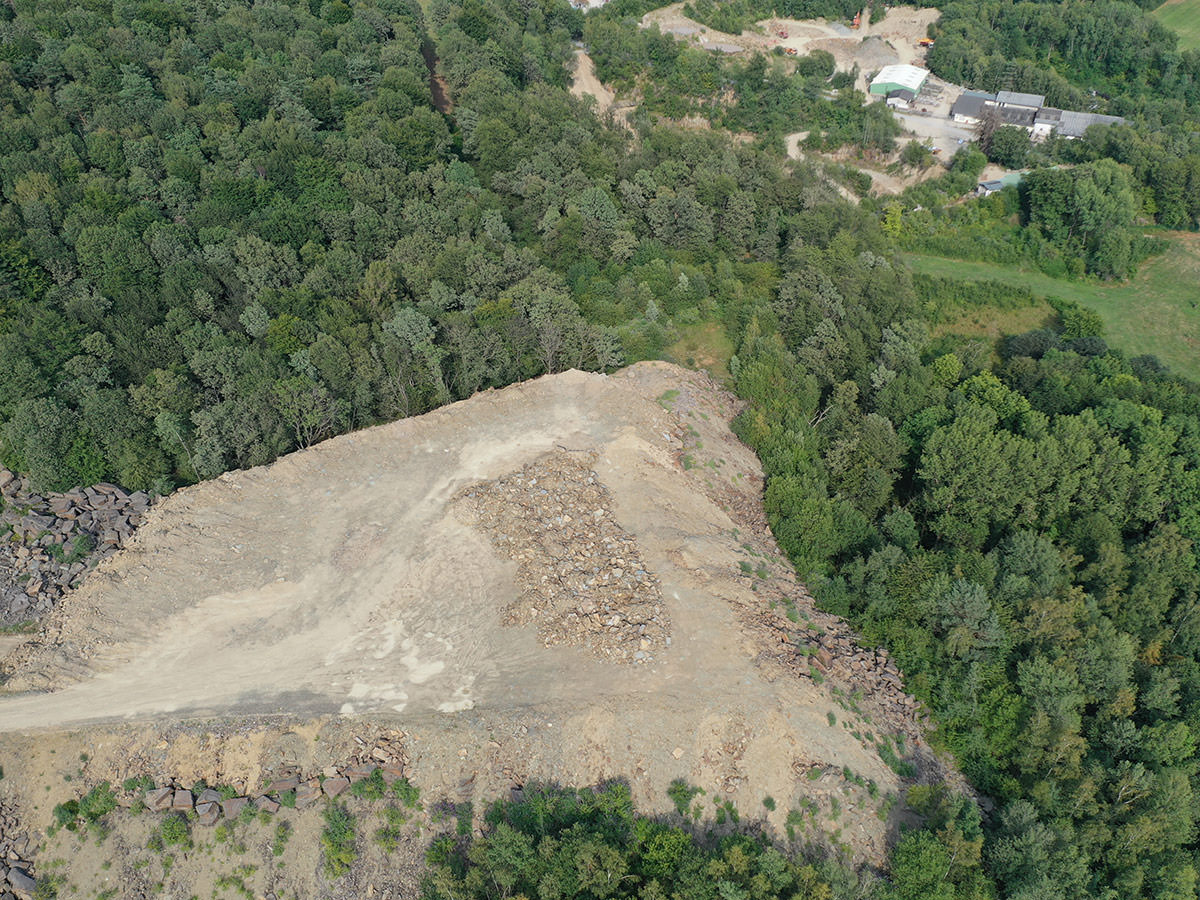 Die Aufnahme zeigt einen Lindlarer Steinbruch aus der Luft. BGS GmbH