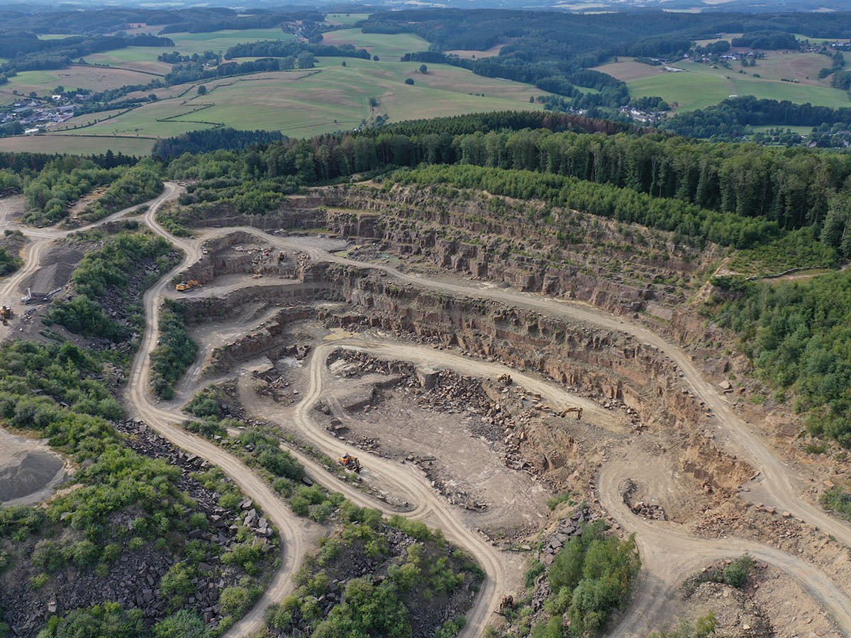 Die Aufnahme zeigt einen Lindlarer Steinbruch aus der Luft. BGS GmbH