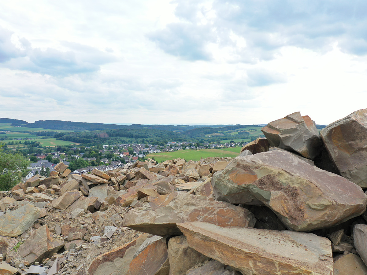 Die Aufnahme zeigt einen Lindlarer Steinbruch aus der Luft. BGS GmbH