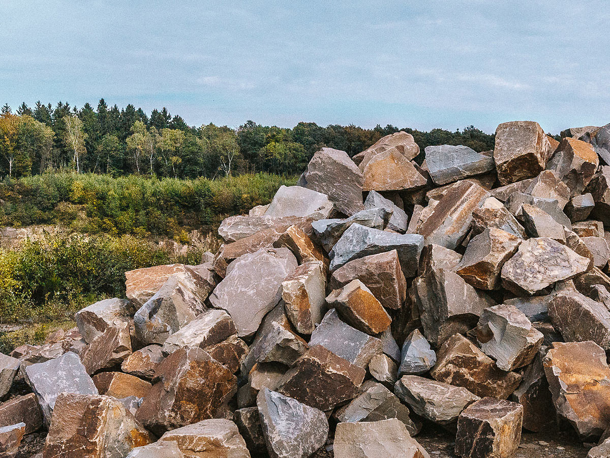 Die Aufnahme zeigt einen Lindlarer Steinbruch aus der Luft. BGS GmbH