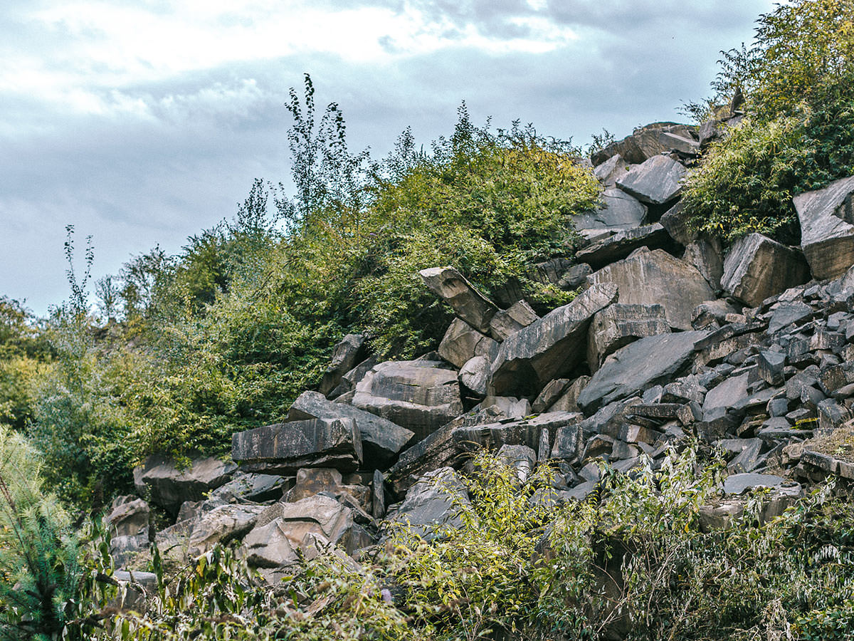 Die Aufnahme zeigt einen Lindlarer Steinbruch aus der Luft. BGS GmbH