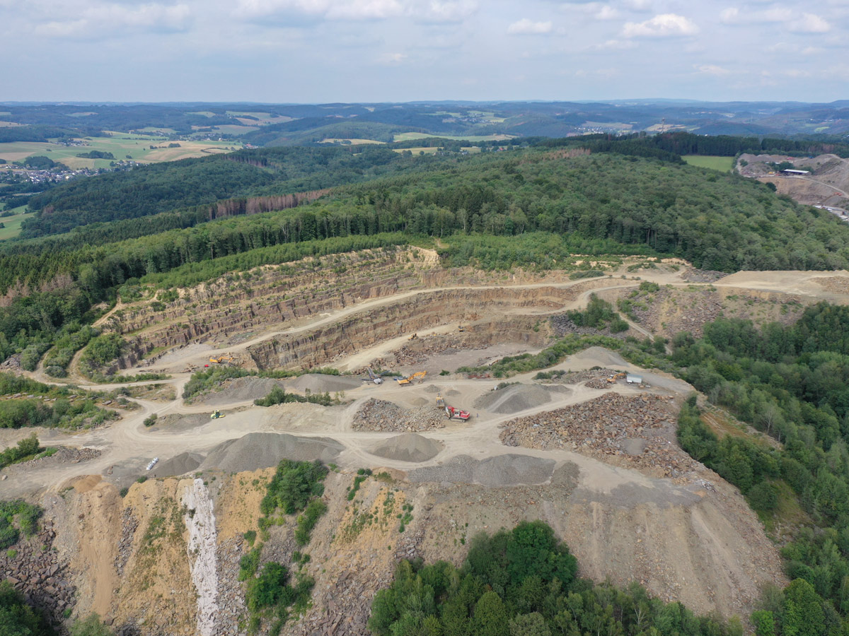 Die Aufnahme zeigt einen Lindlarer Steinbruch aus der Luft. BGS GmbH