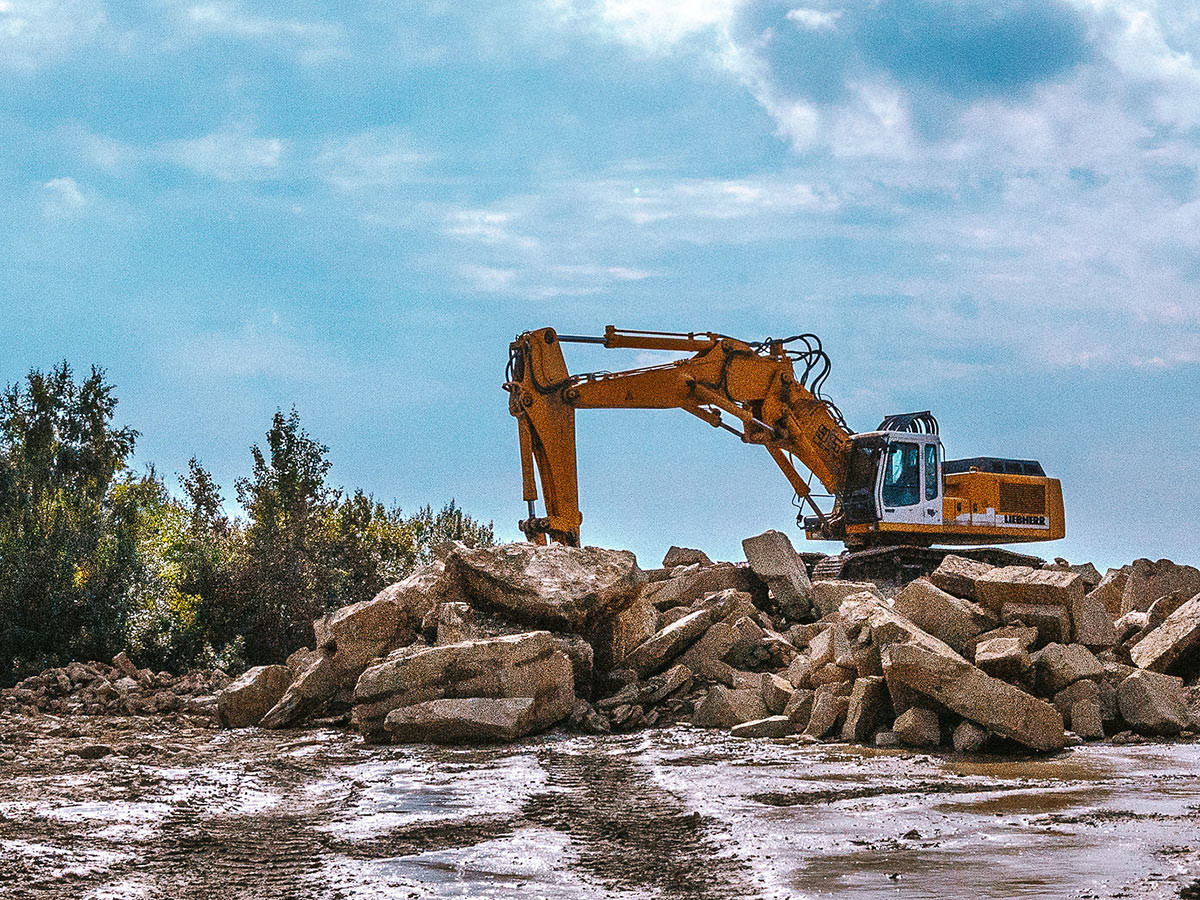 Auf dem Bild ist die Gewinnung und Weiterverarbeitung von der Bergischen Grauwacke zu erkennen. BGS GmbH
