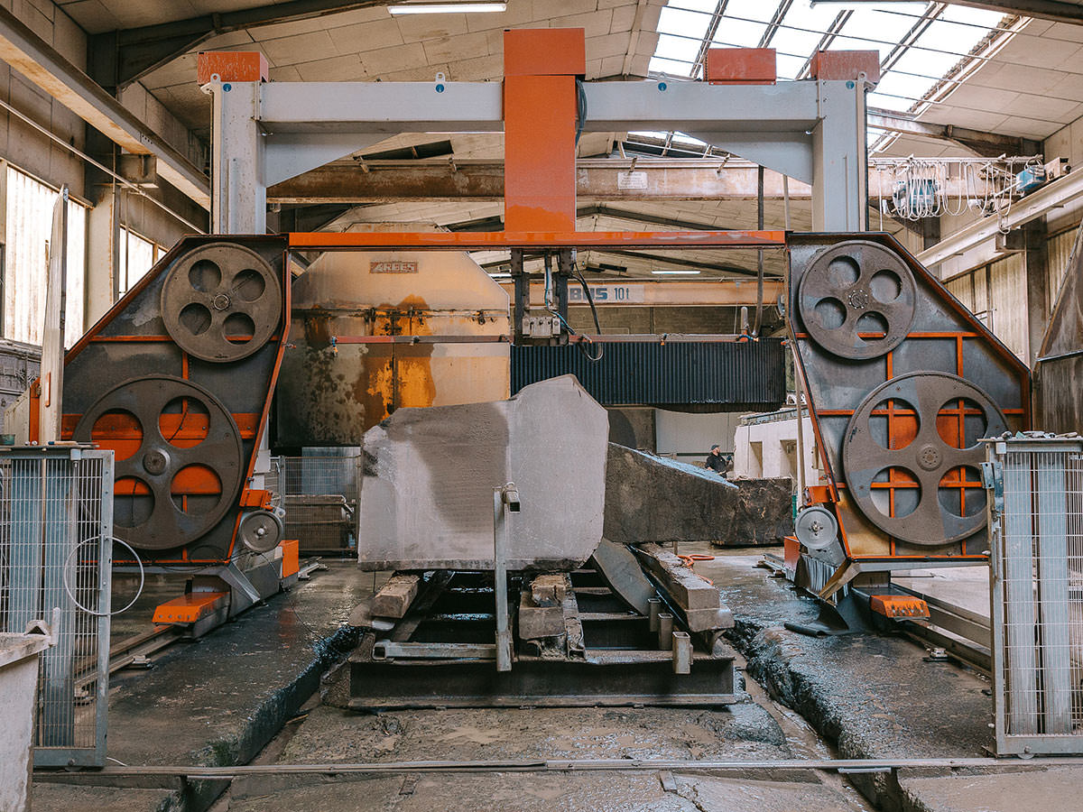 Auf dem Bild ist die Gewinnung und Weiterverarbeitung von der Bergischen Grauwacke zu erkennen. BGS GmbH