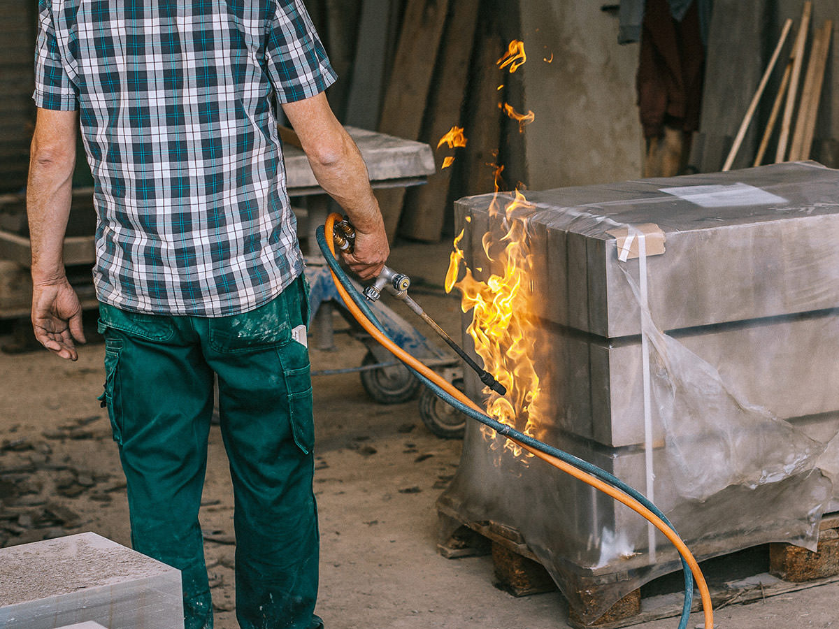 Auf dem Bild ist die Gewinnung und Weiterverarbeitung von der Bergischen Grauwacke zu erkennen. BGS GmbH