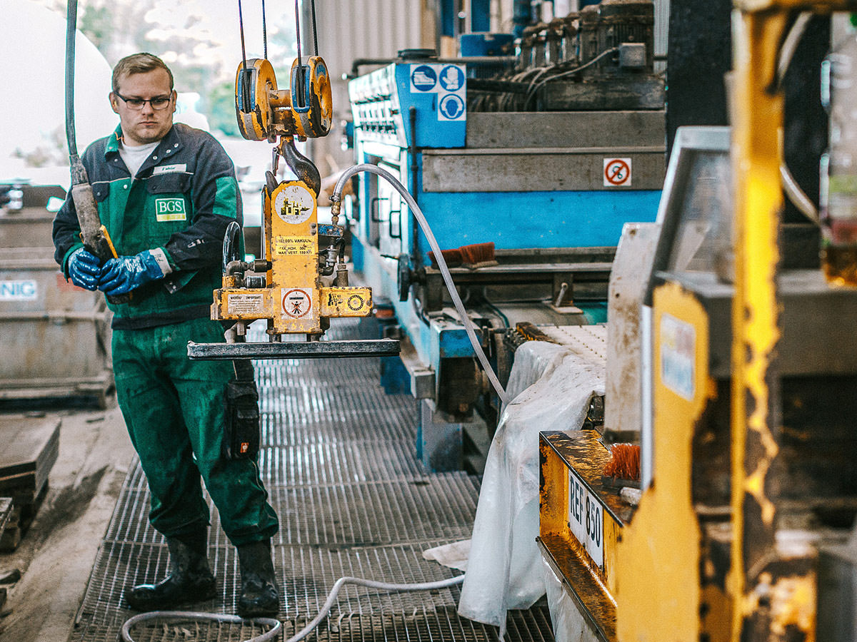 Auf dem Bild ist die Gewinnung und Weiterverarbeitung von der Bergischen Grauwacke zu erkennen. BGS GmbH