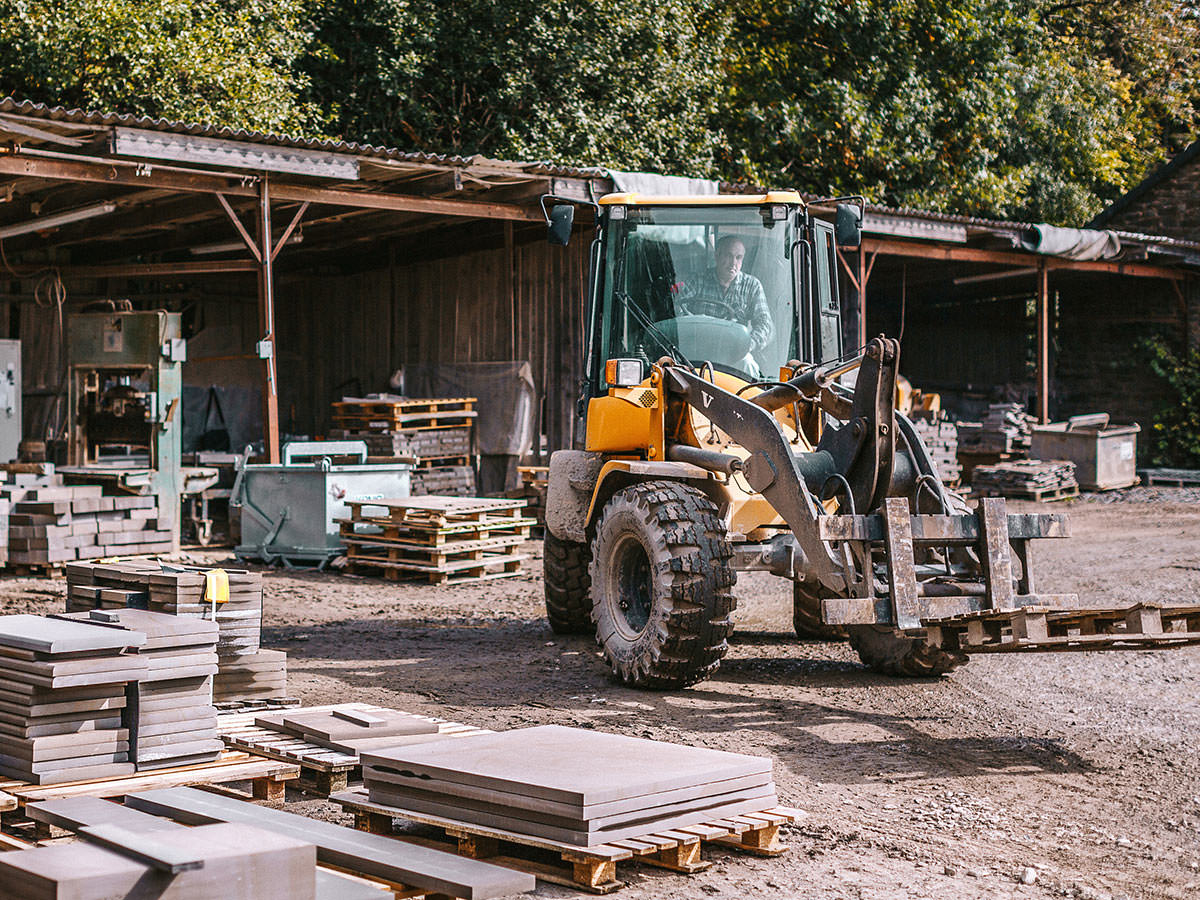 Auf dem Bild ist die Gewinnung und Weiterverarbeitung von der Bergischen Grauwacke zu erkennen. BGS GmbH