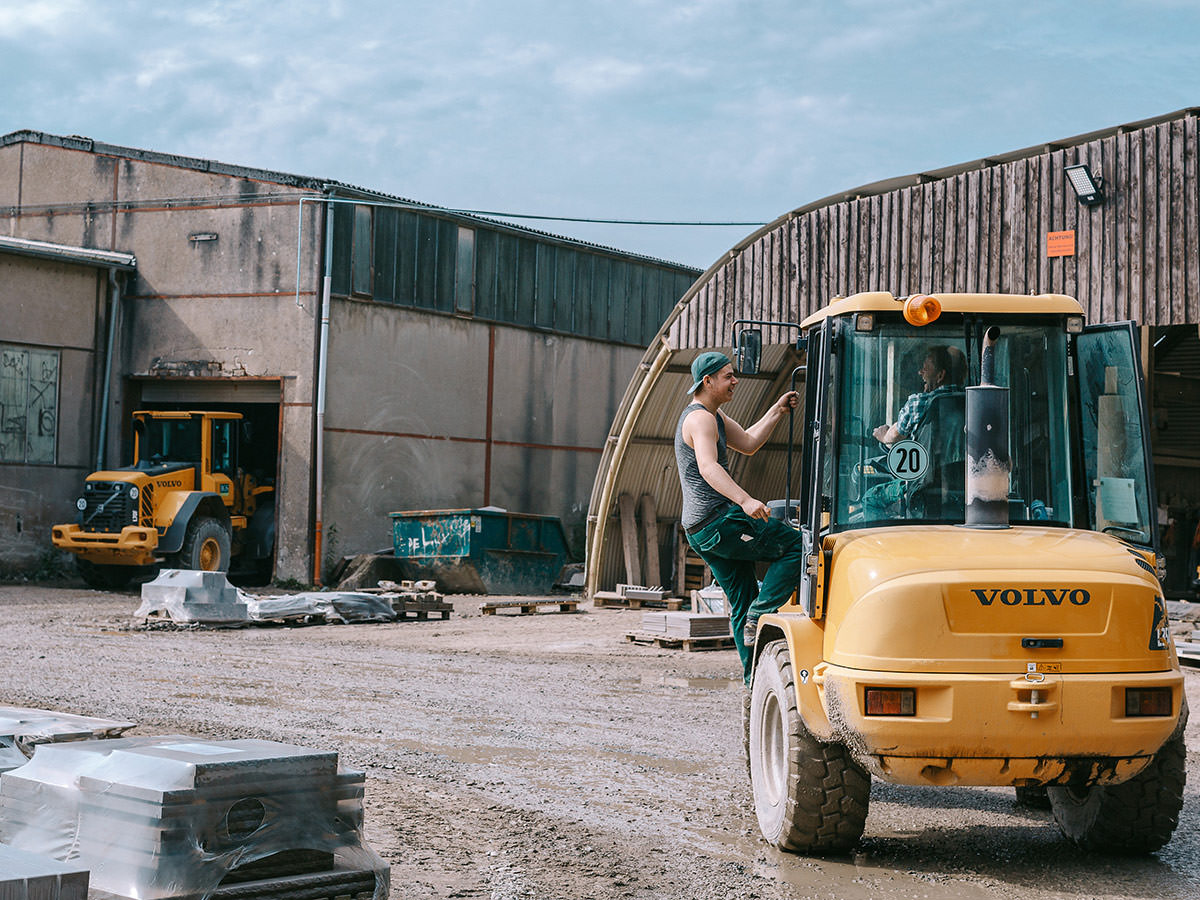 Auf dem Bild ist die Gewinnung und Weiterverarbeitung von der Bergischen Grauwacke zu erkennen. BGS GmbH