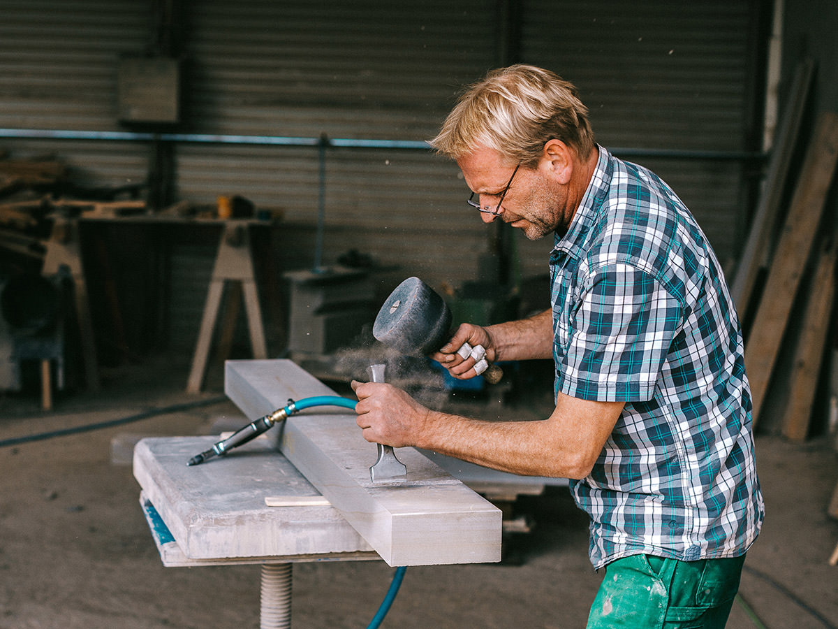 Die Mitarbeiter der Firma BGS GmbH bearbeiten mit modernsten Fertigungstechniken die Bergische Grauwacke.