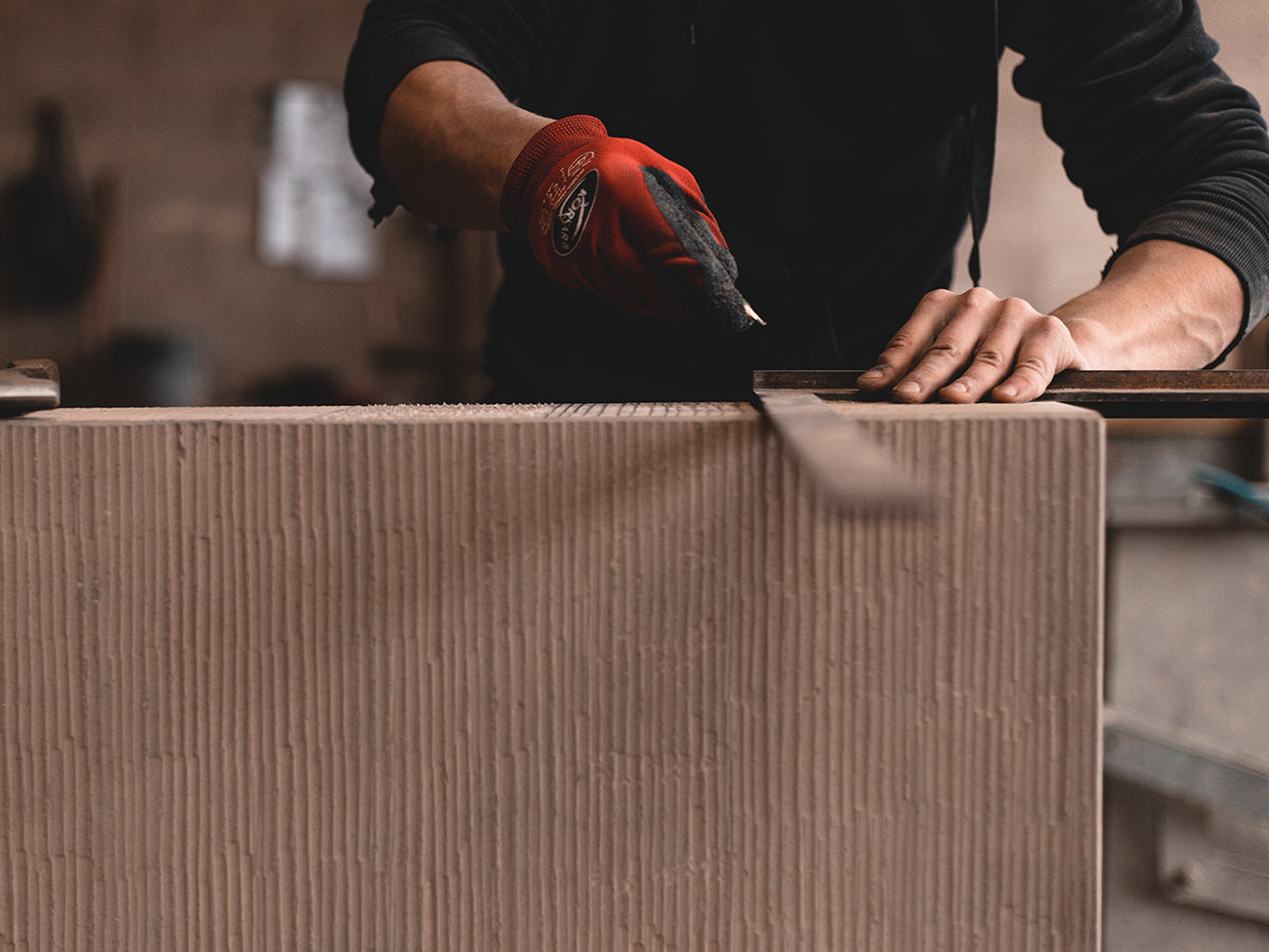 Auf dem Bild ist die Gewinnung und Weiterverarbeitung von der Bergischen Grauwacke zu erkennen. BGS GmbH