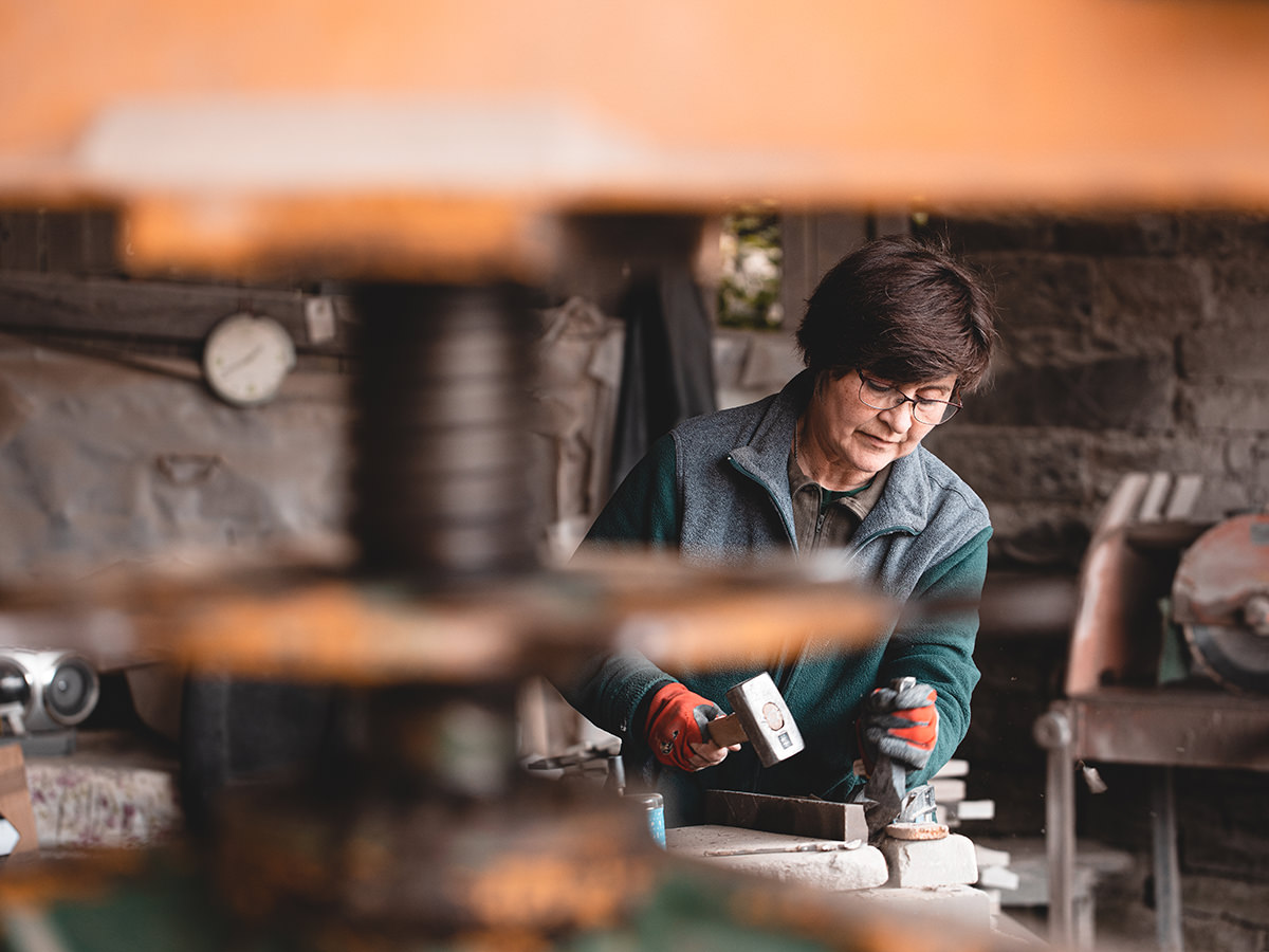 Auf dem Bild ist die Gewinnung und Weiterverarbeitung von der Bergischen Grauwacke zu erkennen. BGS GmbH