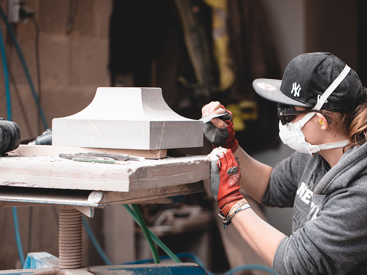 Auf dem Bild ist die Gewinnung und Weiterverarbeitung von der Bergischen Grauwacke zu erkennen. BGS GmbH