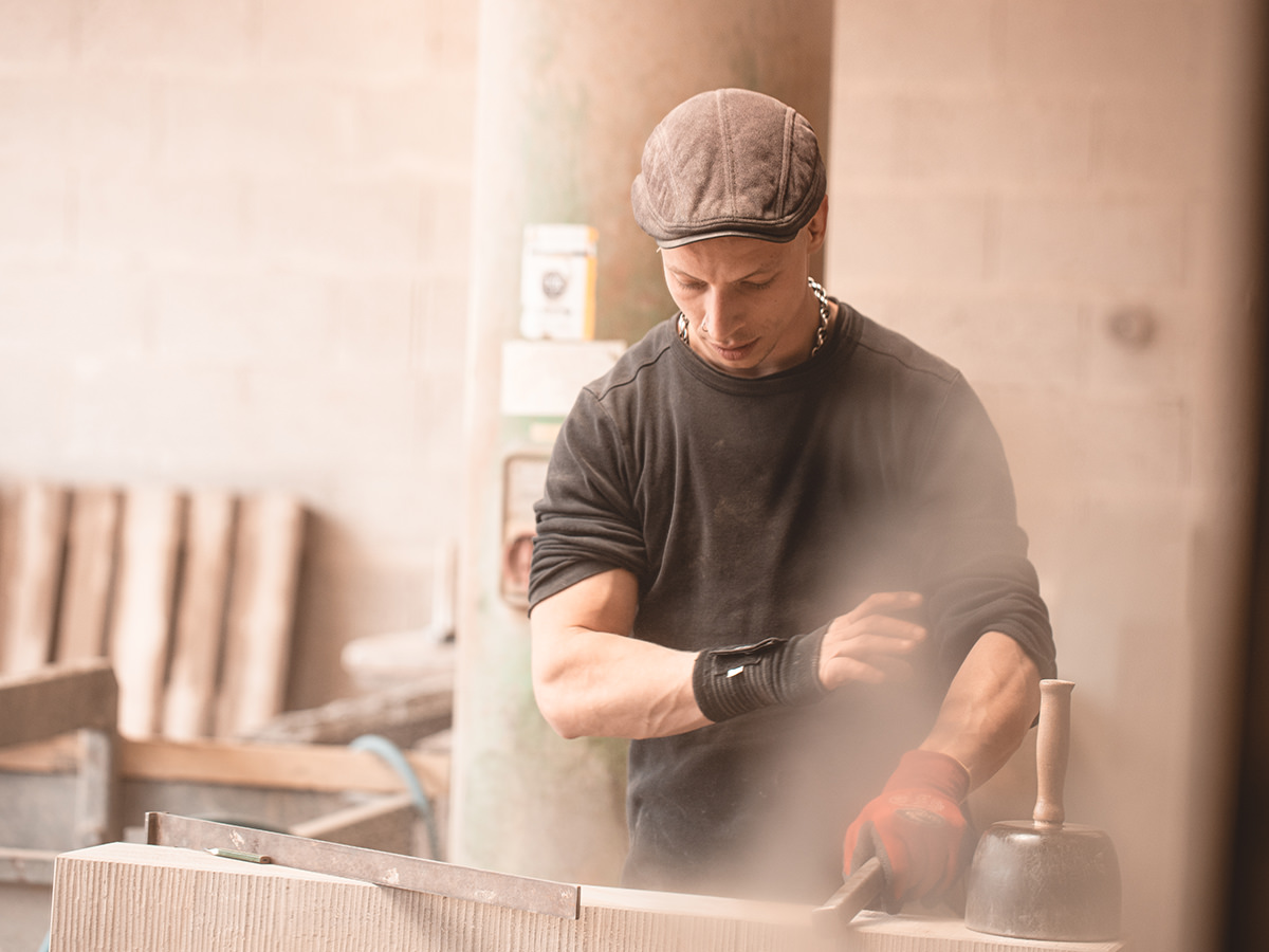 Auf dem Bild ist die Gewinnung und Weiterverarbeitung von der Bergischen Grauwacke zu erkennen. BGS GmbH