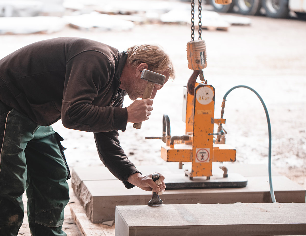 Auf dem Bild ist die Gewinnung und Weiterverarbeitung von der Bergischen Grauwacke zu erkennen. BGS GmbH