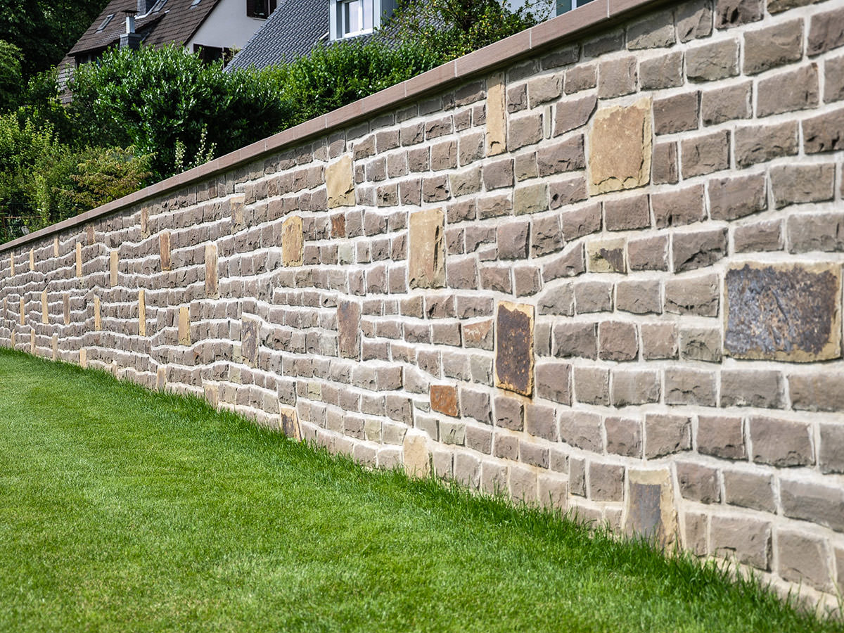 Behauene Mauersteine aus Bergischer Grauwacke - BGS GmbH