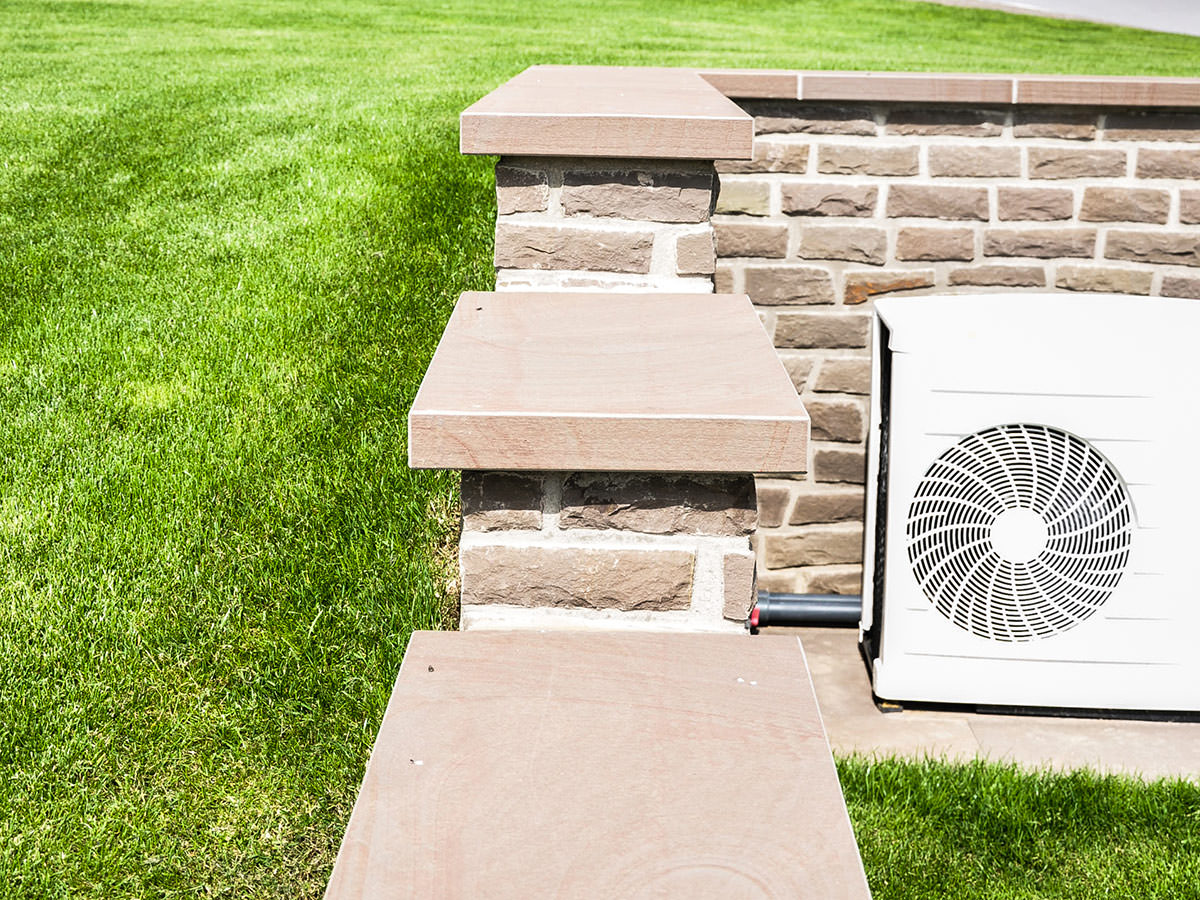 Behauene Mauersteine aus Bergischer Grauwacke mit gesägter Abdeckplatte - BGS GmbH