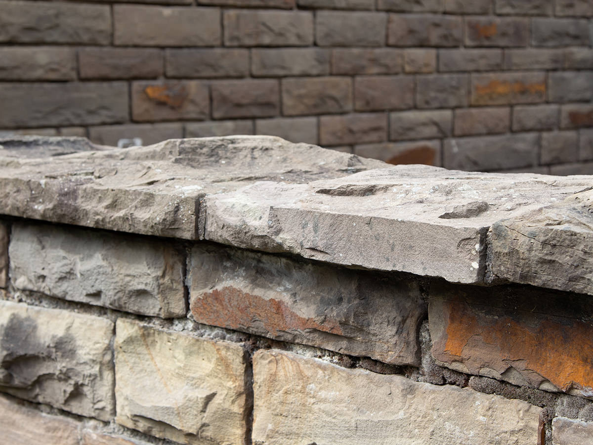 Behauene Mauersteine aus Bergischer Grauwacke - BGS GmbH