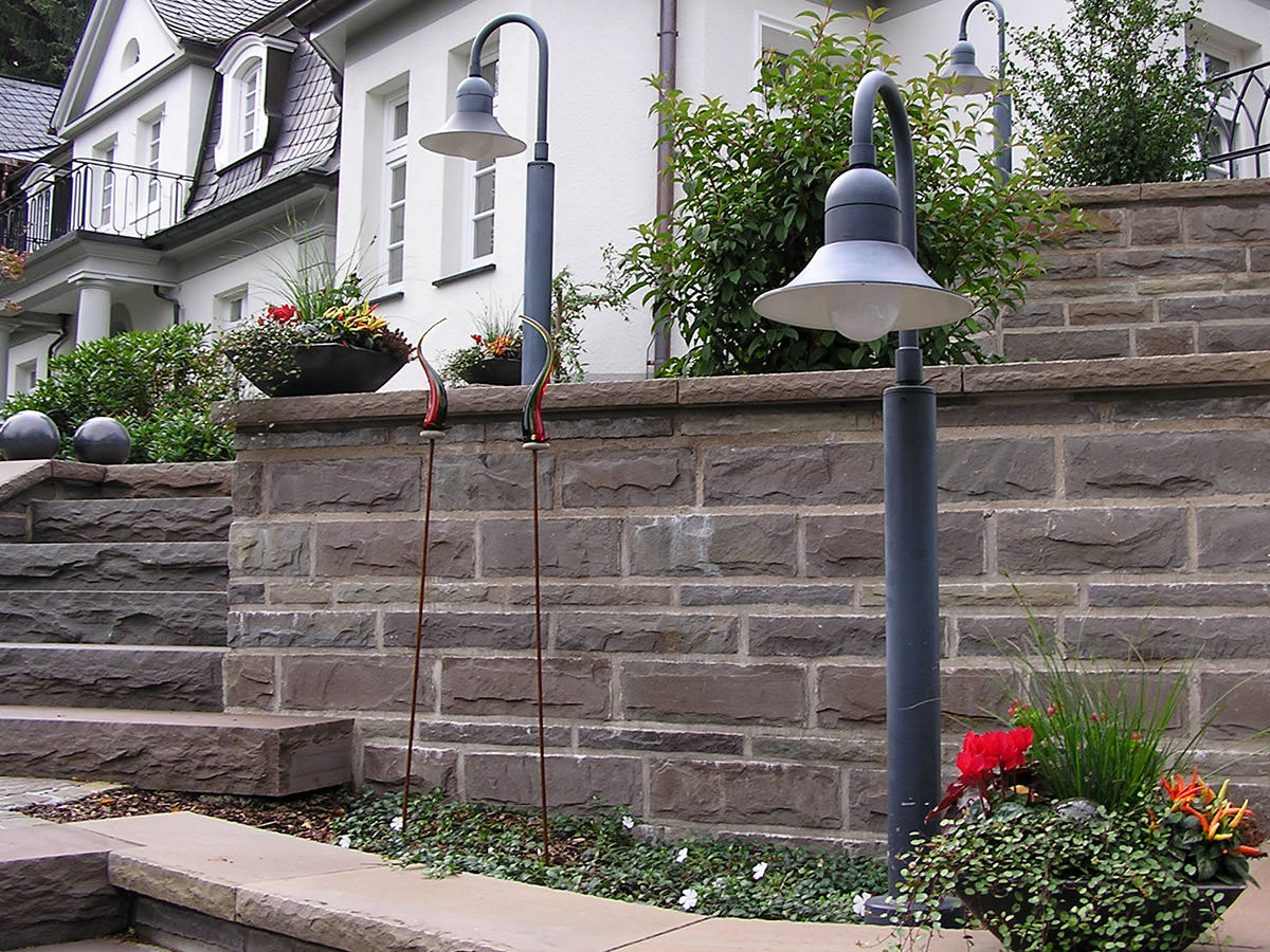 Riemchen, Wandverblender/ Schichtenmauerwerk und Blockstufen aus Bergischer Grauwacke - BGS GmbH