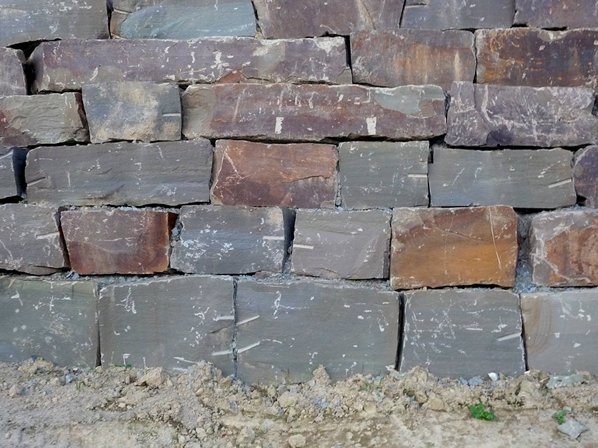 Findlingsmauer aus Bergischer Grauwacke - BGS GmbH