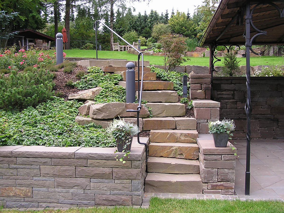 Stufenanlage und Mauerwerk aus Bergischer Grauwacke - BGS GmbH