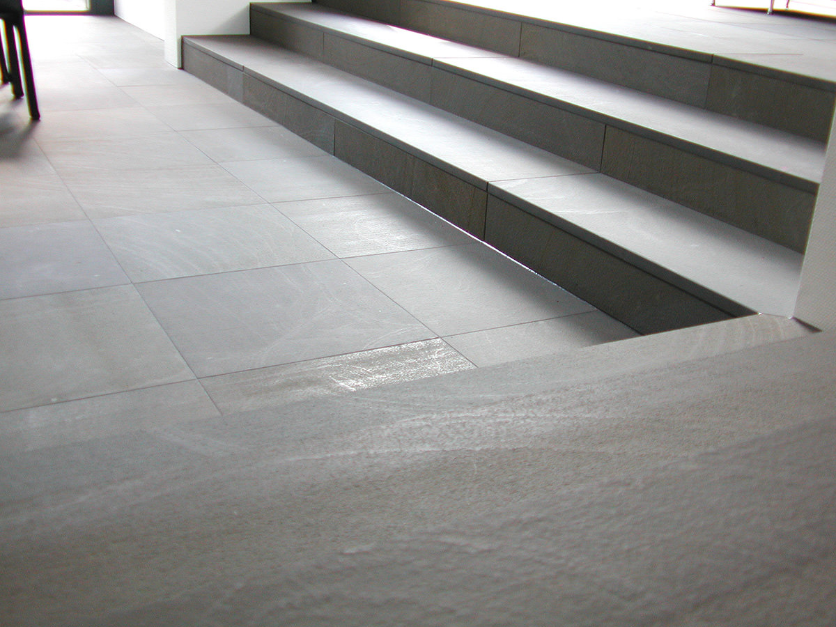 Stufenanlage und Bodenplatten aus Bergischer Grauwacke - BGS GmbH