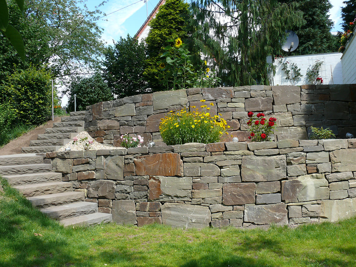 Treppe und Mauerwerk aus Bergischer Grauwacke – BGS GmbH