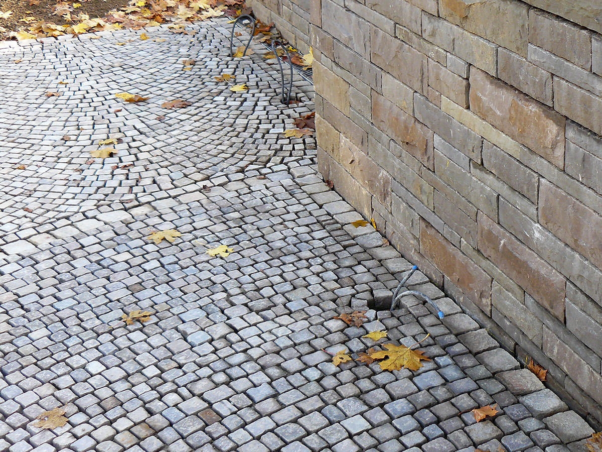 Mosaikpflaster aus Bergischer Grauwacke - BGS GmbH