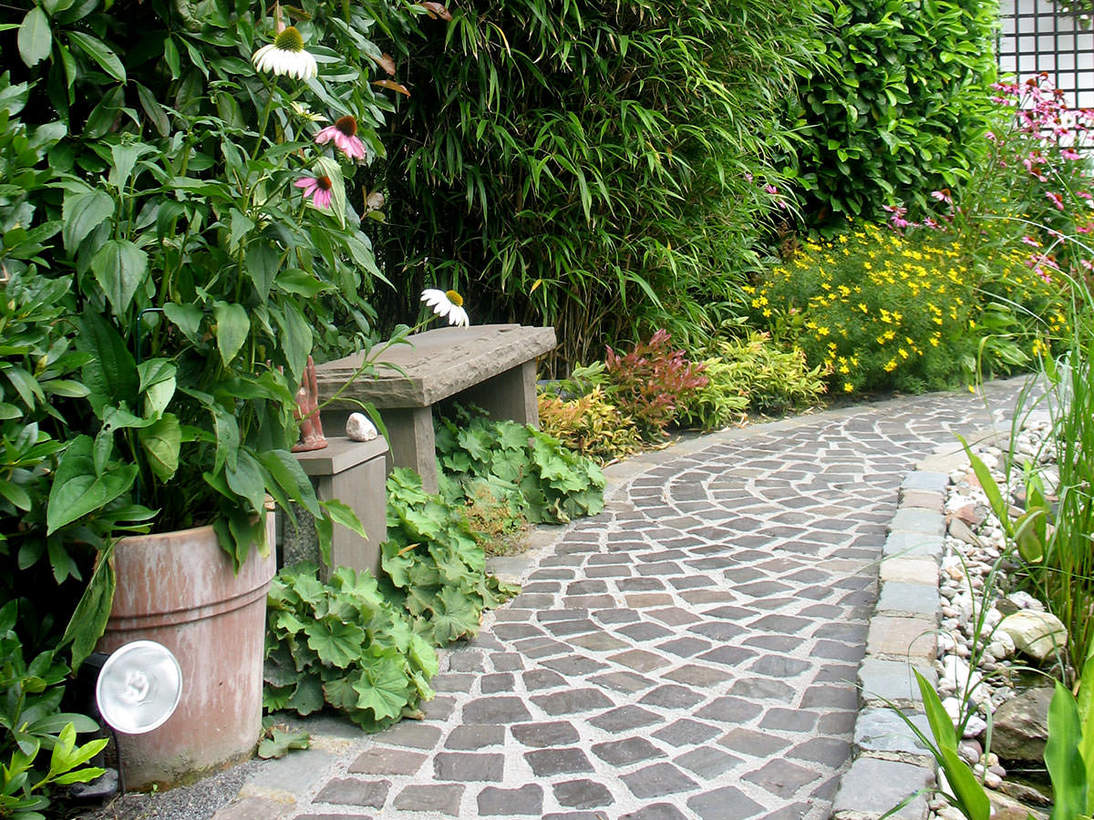 Steinmöbel und Pflaster aus Bergischer Grauwacke - BGS GmbH