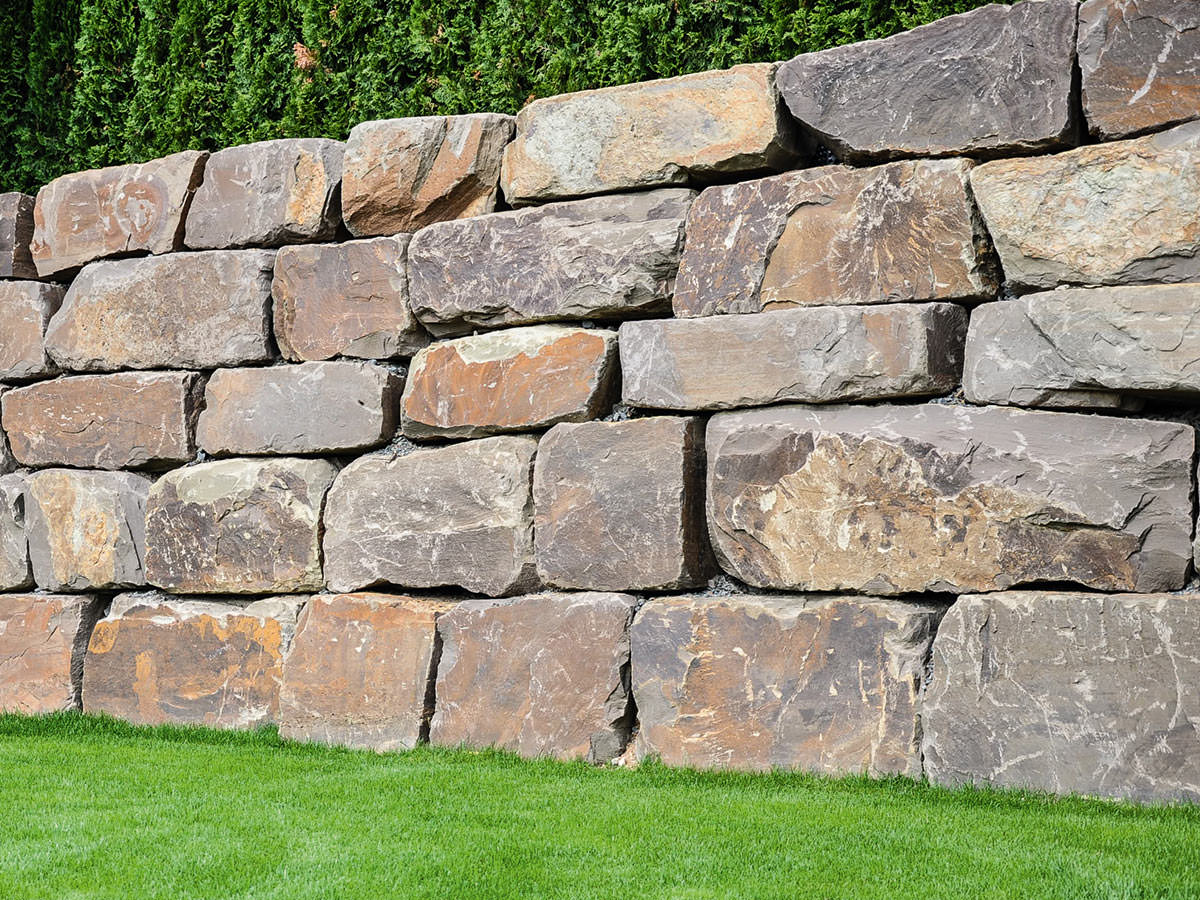 Findlingsmauer aus Bergischer Grauwacke - BGS GmbH