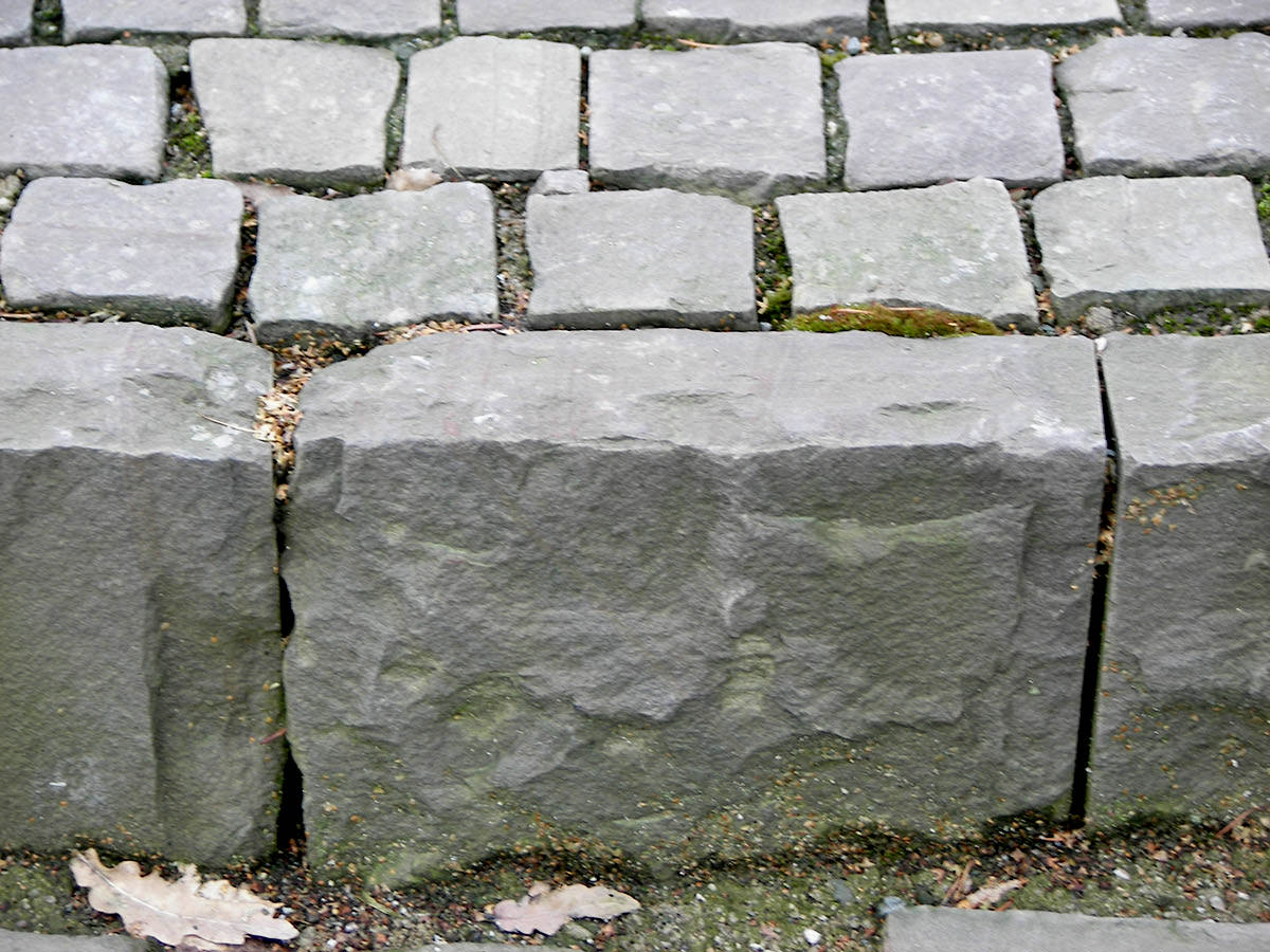 Hammerrechte Bordsteine aus Bergischer Grauwacke - BGS GmbH
