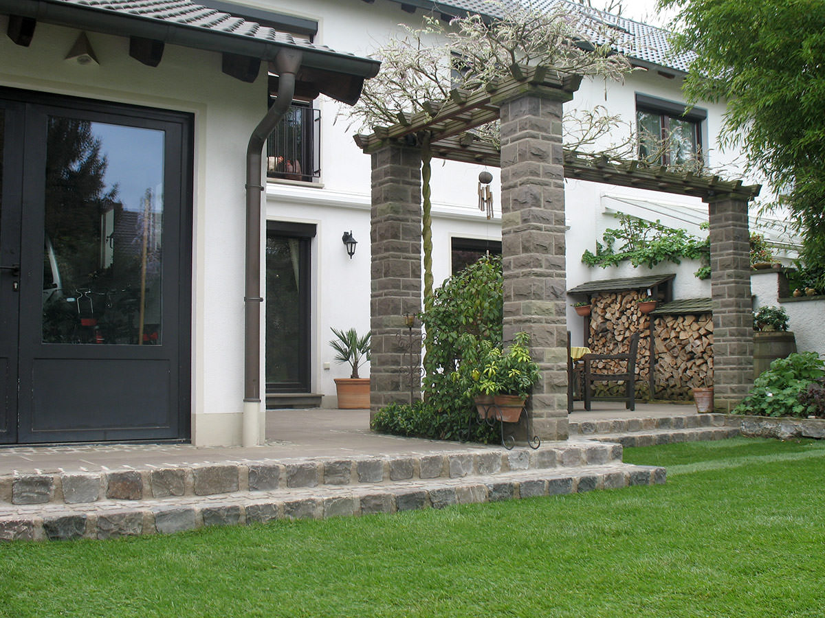 Hammerrechte Bordsteine und Palisaden aus Bergischer Grauwacke - BGS GmbH