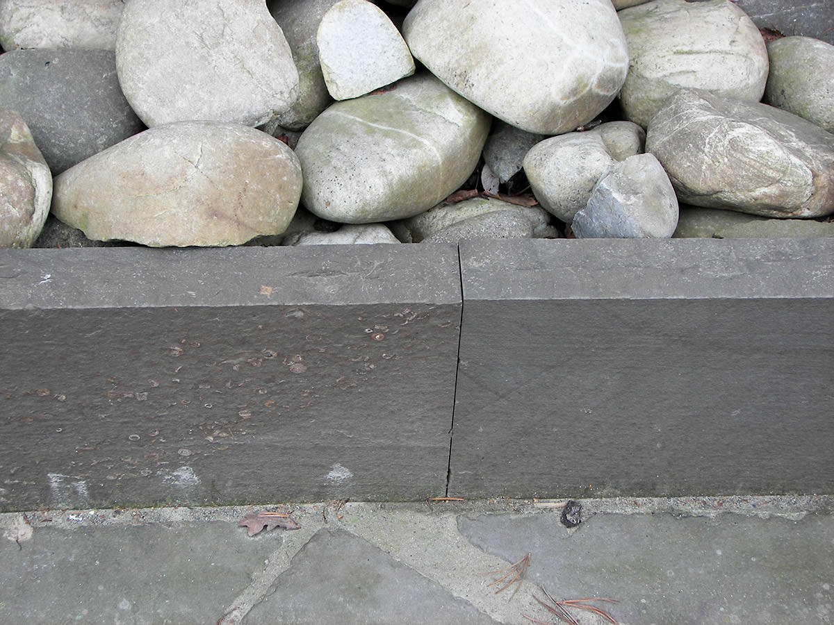 Gesägte Bordsteine aus Bergischer Grauwacke - BGS GmbH