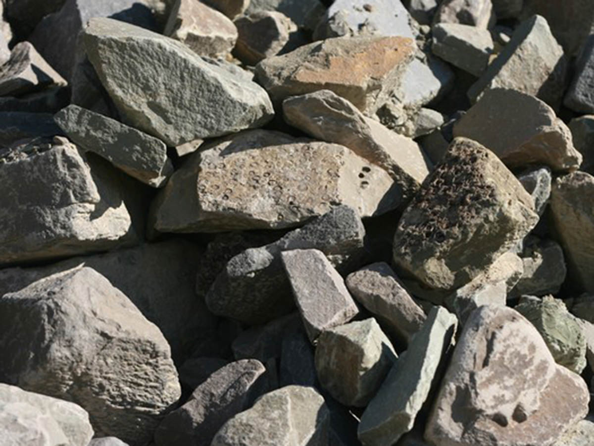 Hochwertiger Frostschutz und Splitte, gefertigt aus Bergischer Grauwacke - BGS GmbH