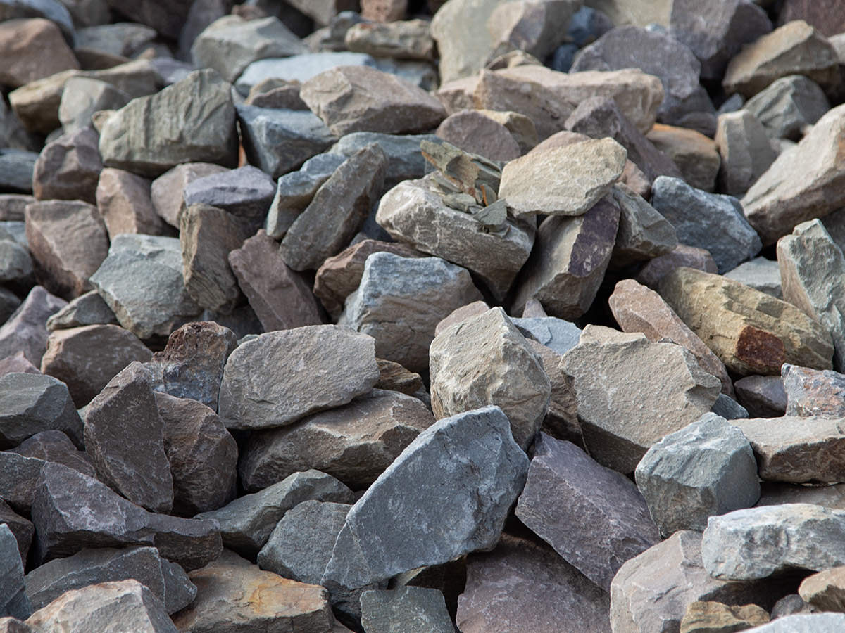 Hochwertiger Frostschutz und Splitte, gefertigt aus Bergischer Grauwacke - BGS GmbH