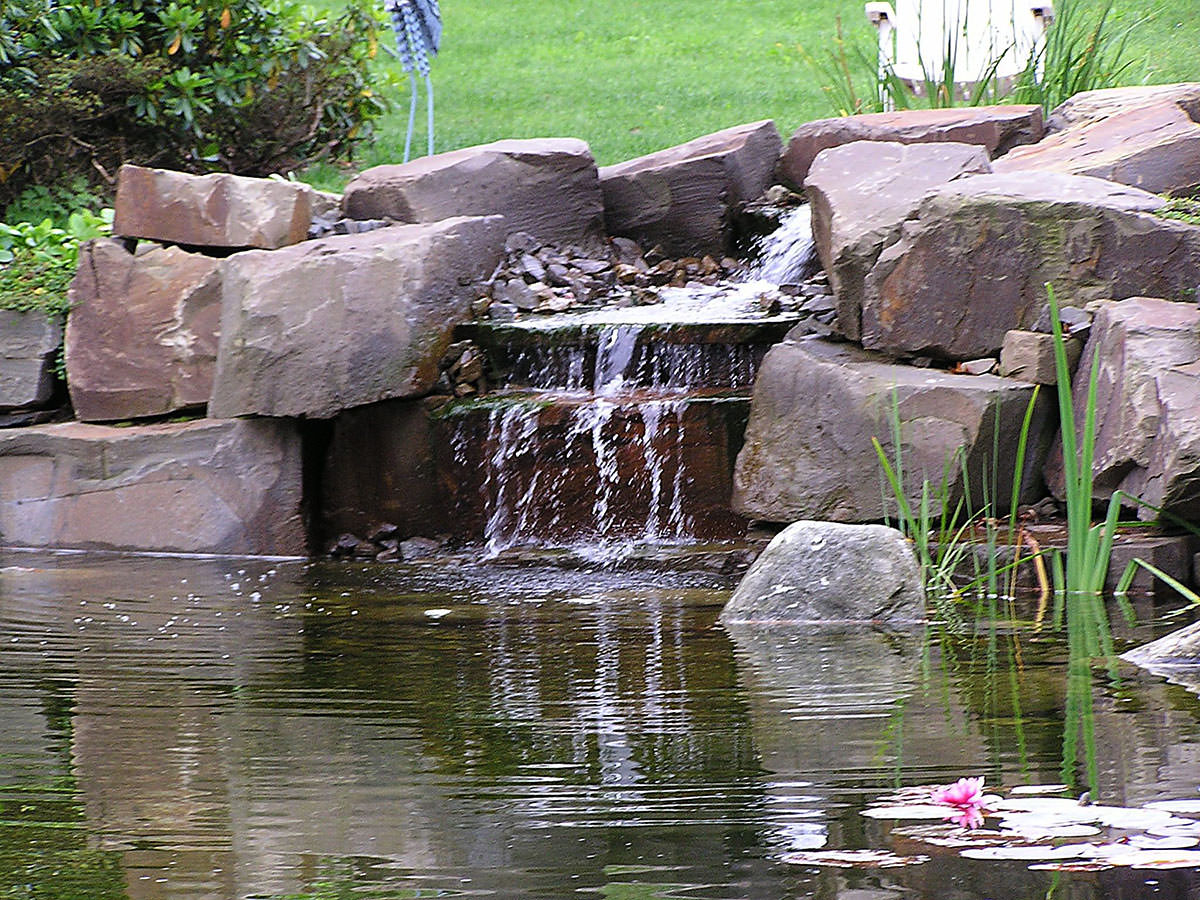 Hochwertiger Wasserbau, gefertigt aus Bergischer Grauwacke - BGS GmbH