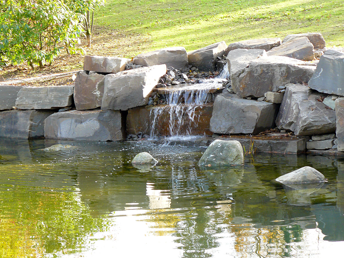 Hochwertiger Wasserbau, gefertigt aus Bergischer Grauwacke - BGS GmbH