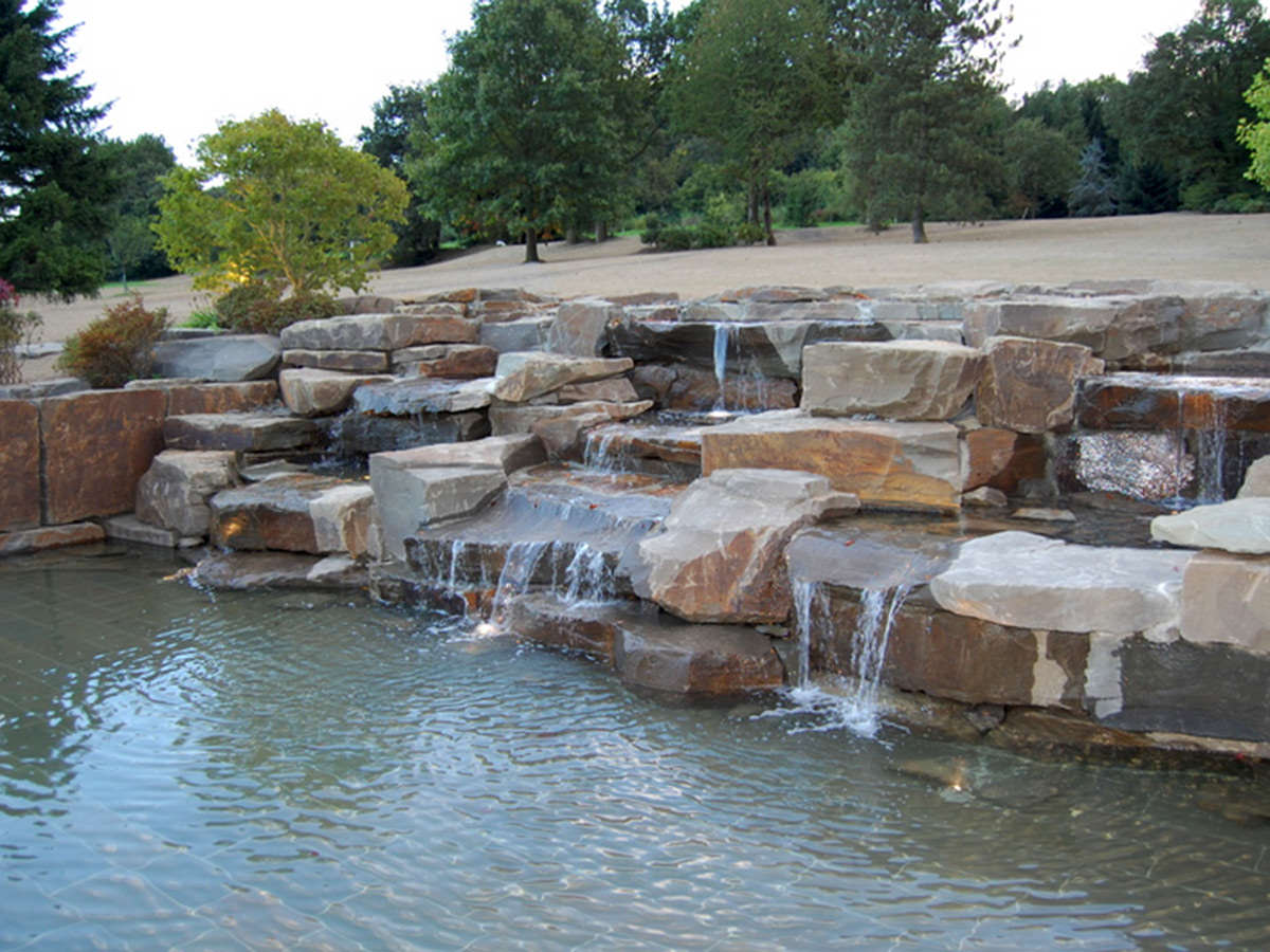 Hochwertiger Wasserbau, gefertigt aus Bergischer Grauwacke - BGS GmbH